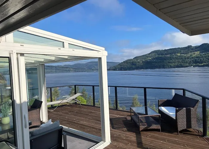 Large House By The Sea Semesterbostad