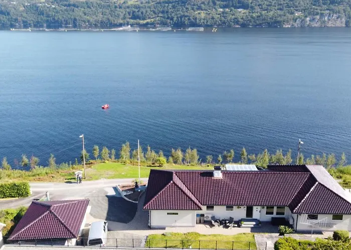 Large House By The Sea Vakantiehuis Bergen